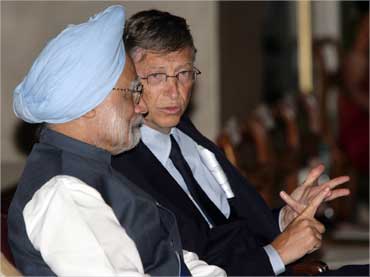 File picture of Bill Gates (R) speaking with Prime Minister Manmohan Singh.