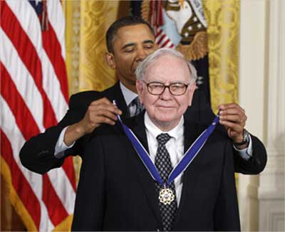 US President Barack Obama awards the Medal of Freedom to Buffett.