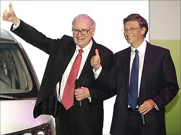 Warren Buffett (L) and Bill Gates (R).