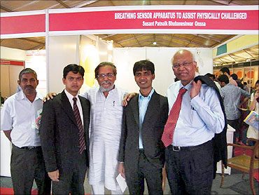 R A Mashelkar (R), Anil Gupta (c) with techpedia members.