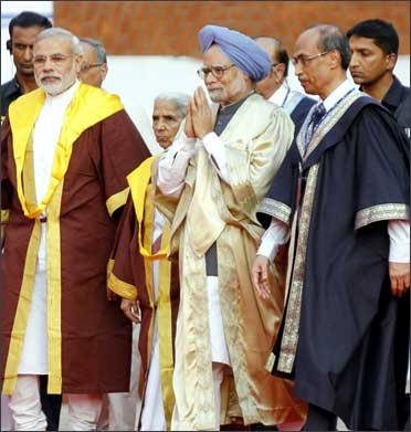 PM Manmohan Singh with Gujarat's CM Modi at annual convocation ceremony, IIM in Ahmedabad.