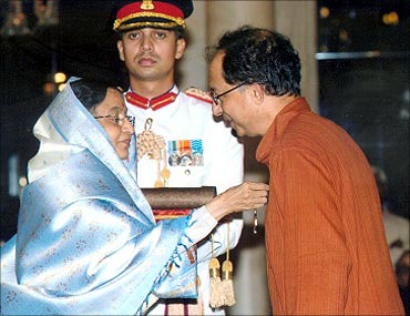 Kaushik Basu receives Padma Bhushan from President Pratibha patil.