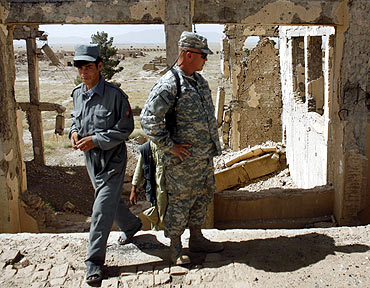US Army 1SG Brian Sheldon (R) member of Embedded Training Team (ETT) and an Afghan policeman (L).