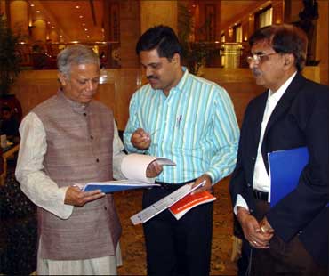 Ravi Ghate with Nobel Laureate Mohammad Yunus.