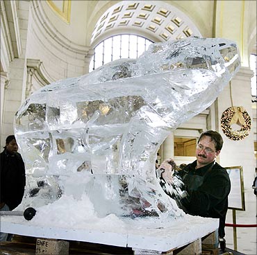 World Ice Art Champion Steven Berkshire of Michigan carves a polar bear at Union Station.