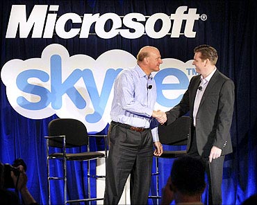 Microsoft CEO Steve Ballmer (L) and Skype CEO Tony Bates shake hands at their joint news conference in San Francisco.
