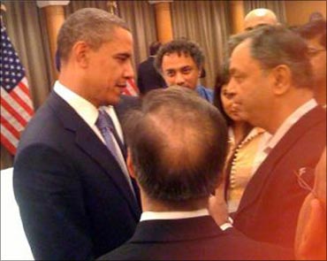 Harish Hande (centre) with US President Barack Obama.