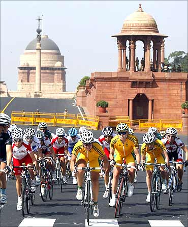 Women's road race cycling event, Rastrapati Bhavan in the background.