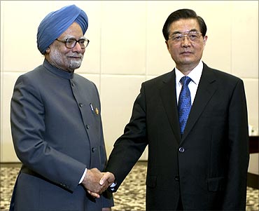 Prime Minister Manmohan Singh (L) is greeted by China's President Hu Jintao in Sanya.