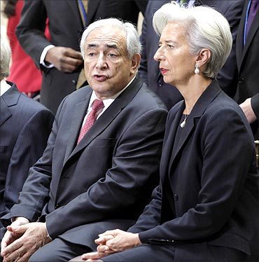IMF Managing Director Dominique Strauss-Kahn (L) talks to Christine Lagarde.