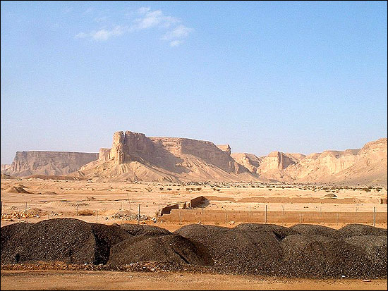 The Nejd landscape: desert and the Tuwaiq Escarpment near Riyadh.