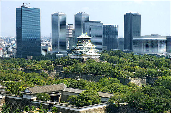 Osaka Castle (centre).