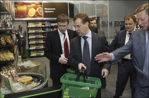 Russian President Dmitry Medvedev (L, front) visits an exhibition displaying a replica of a so called shop of the future at the Nanotechnology International Forum.