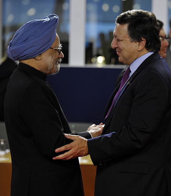 Prime Minister Manmohan Singh and European Commission President Jose Manuel Barroso discuss before the start of the G20 Summit of major world economies in Cannes.