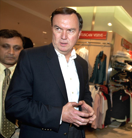 Michael Duke, vice chairman of Wal-Mart, tours a shopping mall in Mumbai.