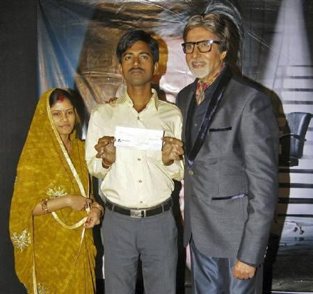 Sushil Kumar (C) and his wife pose with Amitabh Bachchan
