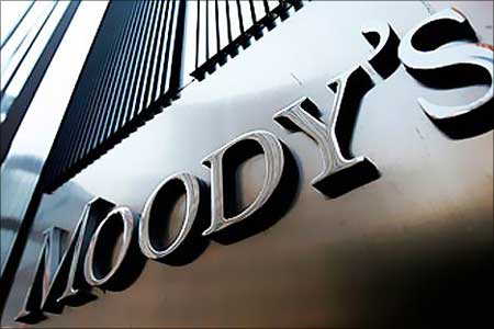 Moody's cuts Indian banks' rating to negative