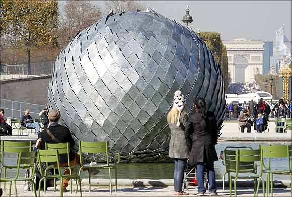 Sculpture Una misteriosa bola 2011 by French artist Antoine Dorotte.