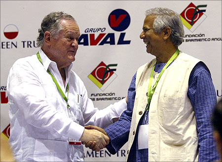 Colombian businessman Luis Carlos Sarmiento (L) shakes hands with Nobel laureate Mohammed Yunus.