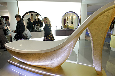 A bath tub in the form of a shoe.