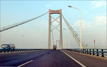 Yangluo Bridge.
