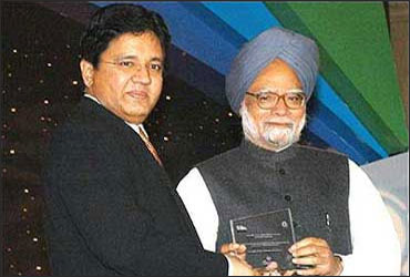 Kalanithi Maran with PM Singh.