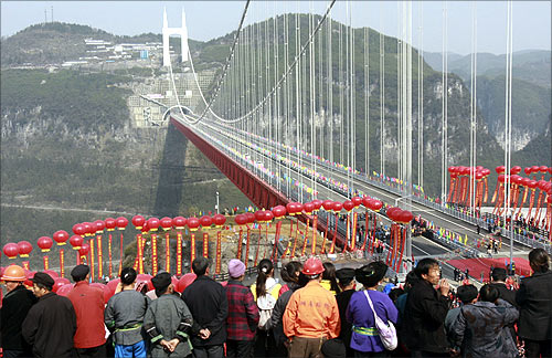 Residents watch the opening of Aizhai suspension bridge in the Xiangxi Tujia and Miao Autonomous Prefecture, Hunan province.