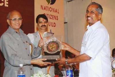 Chinnaswamy receiving the GEM of India award.