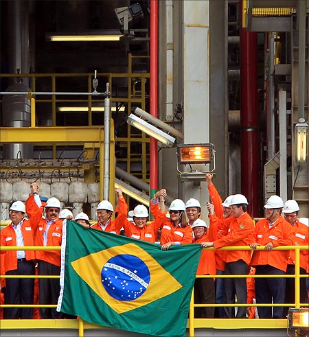 Brazil's President Dilma Rousseff (C) and employees of Brazilian oil giant Petrobras attend the opening ceremony of the P-56 oil rig at Angra dos Reis.