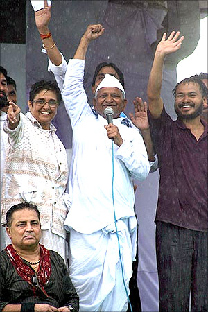 Anna Hazare with members of India Against Corruption at Ramlila Maidan.