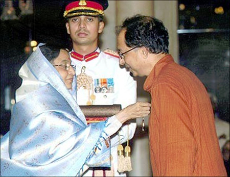 Kaushik Basu receives Padma Bhushan from President Pratibha Patil.