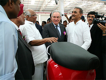 Roberto Colaninno with Agriculture Minister Sharad Pawar and Heavy Industries Minister Praful Patel