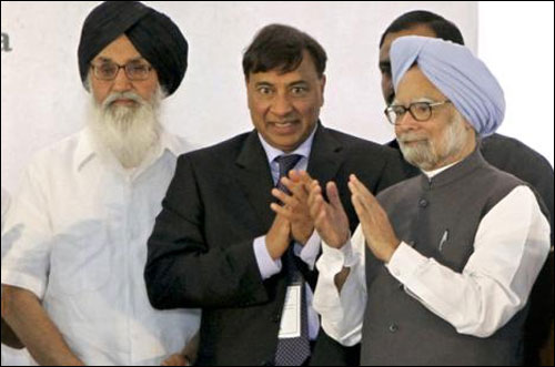 Prime Minister Manmohan Singh (R) and ArcelorMittal chairman Lakshmi Mittal (C) applaud as Punjab Chief Minister Parkash Singh Badal looks on while attending the inauguration of Guru Gobind Singh oil refinery near Bathinda.