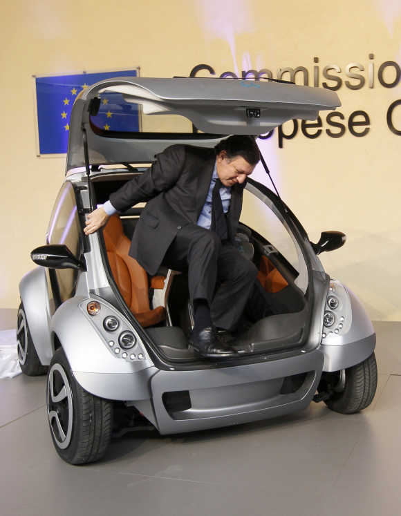 European Commission President Jose Manuel Barroso gets out of the car.
