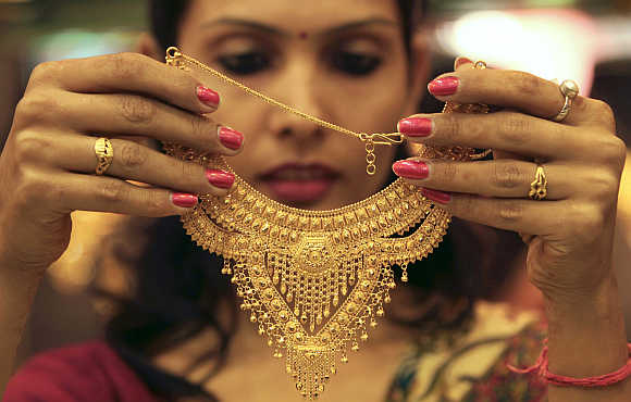 Importers continue to stock up gold for weddings