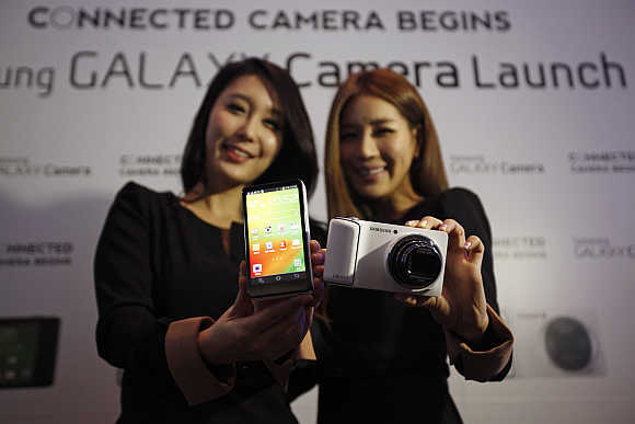 Models pose with Samsung Electronics's Galaxy Camera in Seoul.