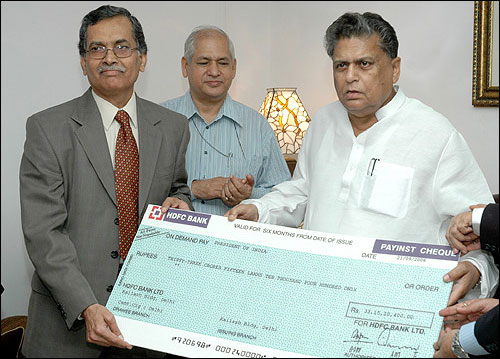 Former Union Minister of Heavy Industries and Public Enterprises, Sontosh Mohan Dev receiving a dividend cheque of Rs.33.15 crore from the CMD of BHEL, A. K. Puri.
