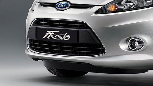 Ford signature trapezoidal grill.