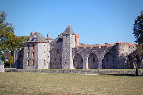 Chateau de Farcheville.