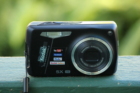 Kodak EasyShare M575 digital camera.