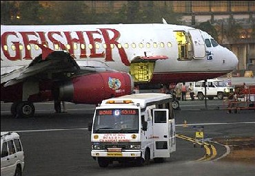 DGCA summons Kingfisher officials, govt says no bailout