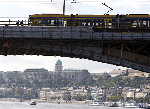 A tram crosses the Margaret Bridge.