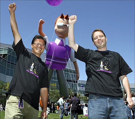 erry Yang (L) and David Filo celebrate the launch of the new Yahoo! Mail