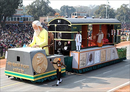 Tableau of Ministry of Railways passes through the Rajpath.