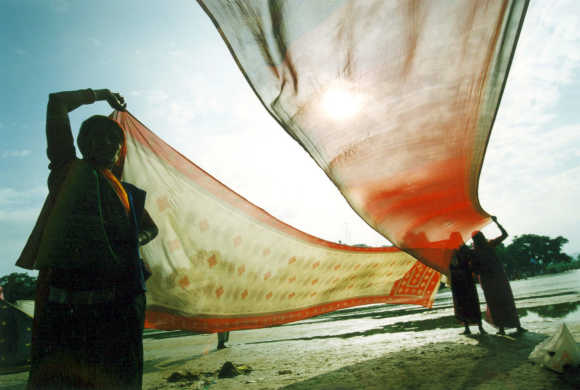 Women dry their saris after taking a dip Gaya in Bihar.