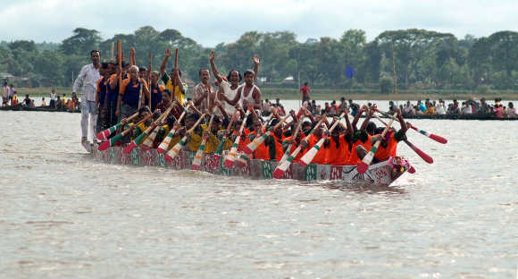 Oarsmen row their boat during an annual boat race festival at Rudrasagar lake, about 55km from Agartala, Tripura.