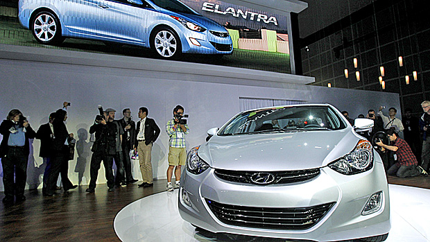 Hyundai Elantra is displayed.