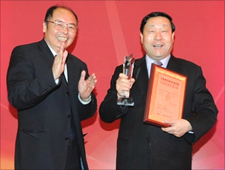 SGCC President Liu Zhenya (R) selected as 2012 China Energy Man of the Year.