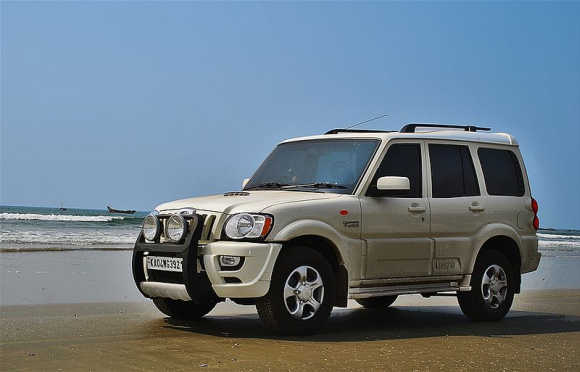 Scorpio was bestowed with a two tone exterior along with a two tone grey and beige interior in 2004.