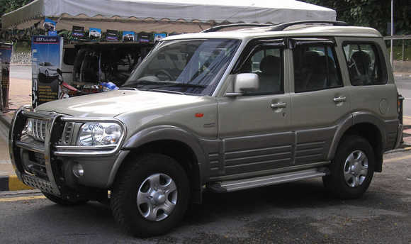 The SUV looked polished with the presence of 16 inch wheels in 2005.